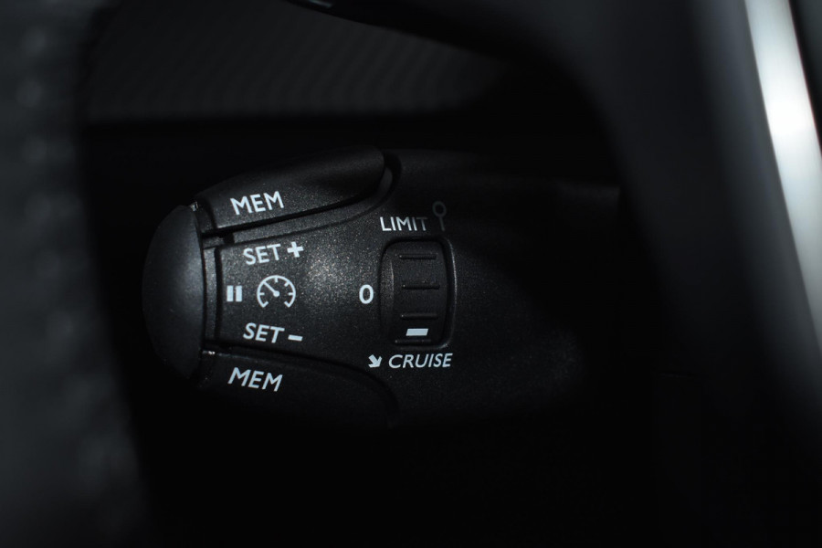 Peugeot 208 Hybrid 100PK e-DCS6 Allure | Navi | PDC | Incl. garantie