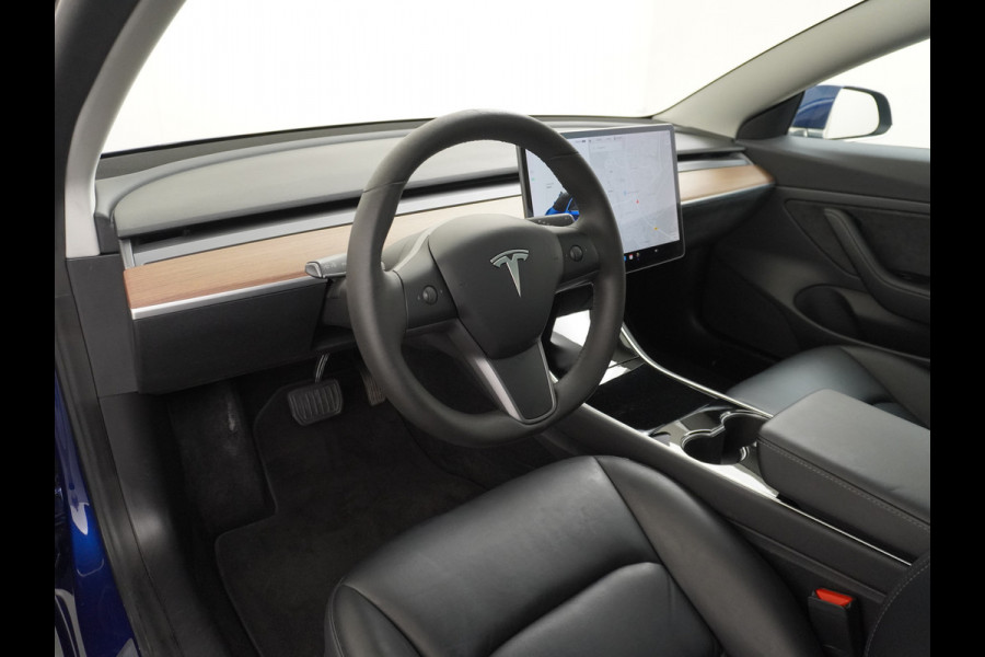 Tesla Model 3 RWD SR+ 60kWh 325PK Trekhaak FSD 3-Computer 18" AutoPilot Leder PanoDak Adaptive-Cruise Lmv Camera's Elektr.-Stuur+Stoelen+Spieg Navi LED Comfortstoelen ACC DAB Voorverwarmen interieur via App Keyless via Telefoonsleutel One-Pedal-Drive Origineel Nederlandse auto tot 11kw laden thuis! 1.584kg licht! Accu Garantie tot 16-03-2028/160.000km