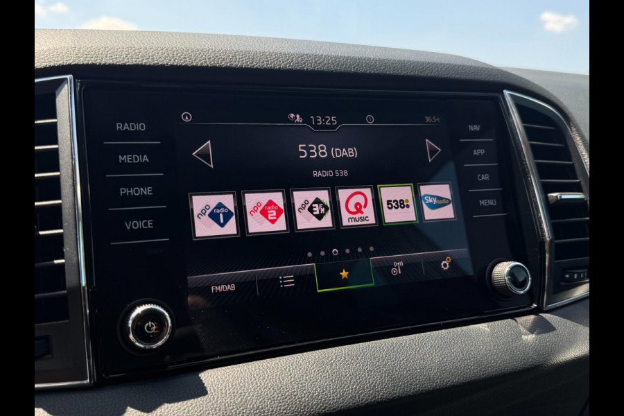 Škoda Karoq 1.5 TSI ACT Style TREKHAAK / ADAPT. CRUISE / STOELVERW. / DRAADLOZE LADER / 110KW / 150PK / DRAADLOZE CARPLAY / ECC