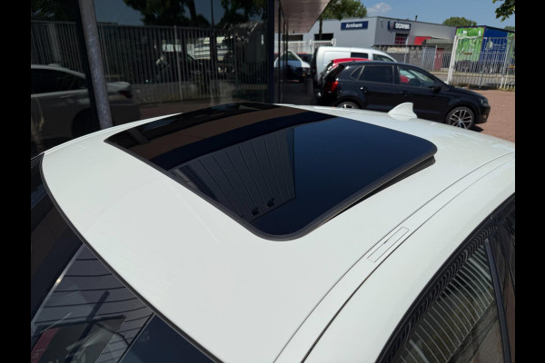 BMW 3-serie 330e | M Performance | Laser | Dak | HUD | Memory