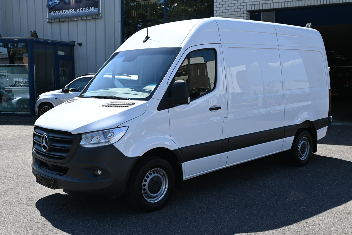 Mercedes-Benz Sprinter 317 CDI L2H2 2800 kg trekhaak, MBUX navigatie met camera, Geveerde stoelen Mercedes-Benz Sprinter 317 CDI L2H2 2800 kg trekhaak, MBUX navigatie met camera, Geveerde stoelen