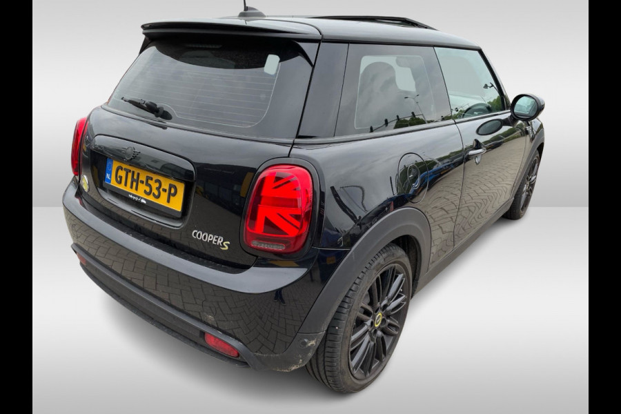MINI Mini Electric MINI Electric 33 kWh / Panoramadak / Half leder / Navigatie / Parkeerhulp achter / 17'' / DAB / Stoelverwarming / Cruise Control