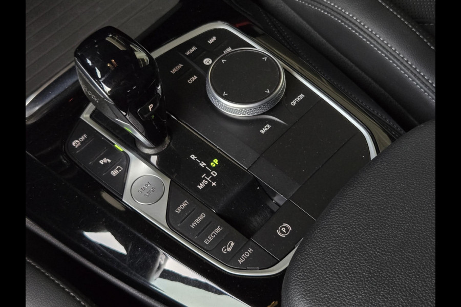 BMW X3 xDrive30e M SPORT LCI | PANORAMADAK | APPLE CARPLAY | SPORTSTOELEN | 20 INCH LM VELGEN |