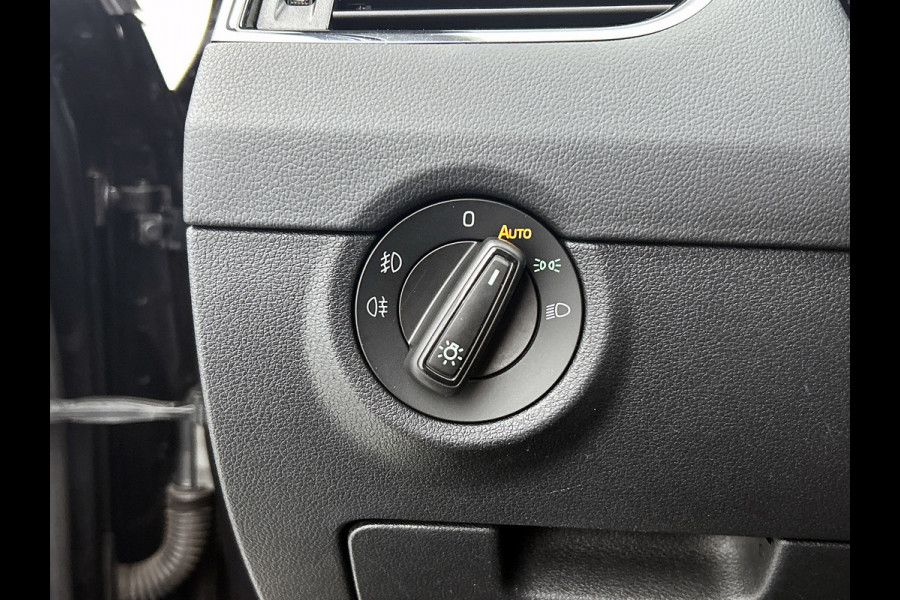 Škoda Octavia Combi 1.0 TSI Ambition Automaat (TREKHAAK, NAVIGATIE, CARPLAY, PARKEERSENSOREN, 1e EIGENAAR, GOED ONDERHOUDEN)
