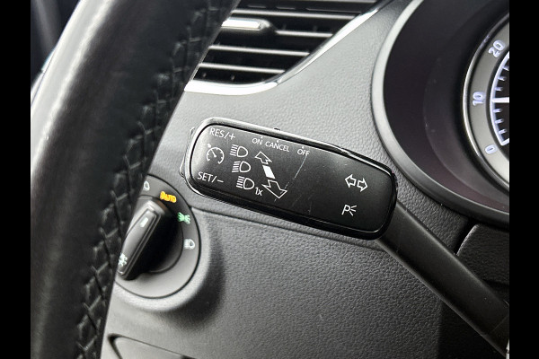 Škoda Octavia Combi 1.0 TSI Ambition Automaat (TREKHAAK, NAVIGATIE, CARPLAY, PARKEERSENSOREN, 1e EIGENAAR, GOED ONDERHOUDEN)