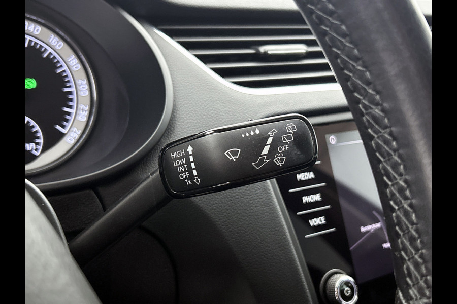 Škoda Octavia Combi 1.0 TSI Ambition Automaat (TREKHAAK, NAVIGATIE, CARPLAY, PARKEERSENSOREN, 1e EIGENAAR, GOED ONDERHOUDEN)