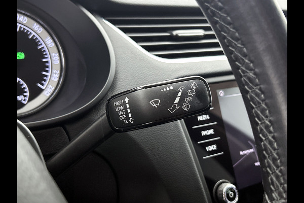 Škoda Octavia Combi 1.0 TSI Ambition Automaat (TREKHAAK, NAVIGATIE, CARPLAY, PARKEERSENSOREN, 1e EIGENAAR, GOED ONDERHOUDEN)