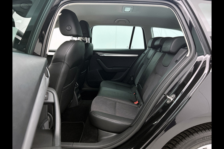 Škoda Octavia Combi 1.0 TSI Ambition Automaat (TREKHAAK, NAVIGATIE, CARPLAY, PARKEERSENSOREN, 1e EIGENAAR, GOED ONDERHOUDEN)