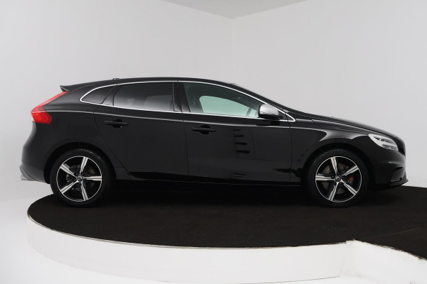 Volvo V40 1.5 T3 Polar+ Sport (PANORAMADAK, CAMERA, NAVIGATIE, STOELVERWARMING, PARKEERSENSOREN, CRUISE CONTROL, NL-AUTO)
