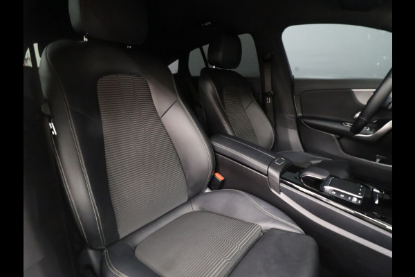 Mercedes-Benz CLA-Klasse Shooting Brake 180 Luxury Line [SFEERVERLICHTING, CAMERA, WIDESCREEN, LED, STOELVERWARMING, PDC, HALF LEDER, CRUISE CONTROL, NIEUWSTAAT]