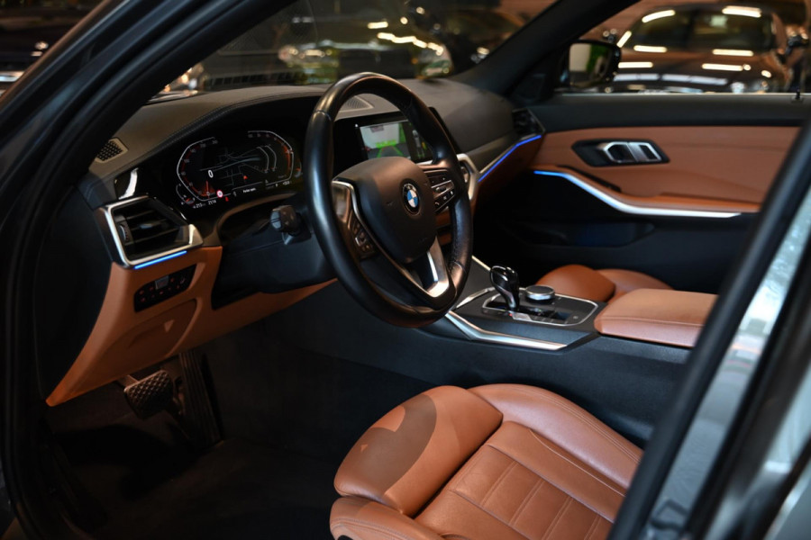 BMW 3 Serie Touring 320i High Executive Edition - Adaptive Cruise Control - Memory - Panoramadak - El. Trekhaak - Dashboard Leder
