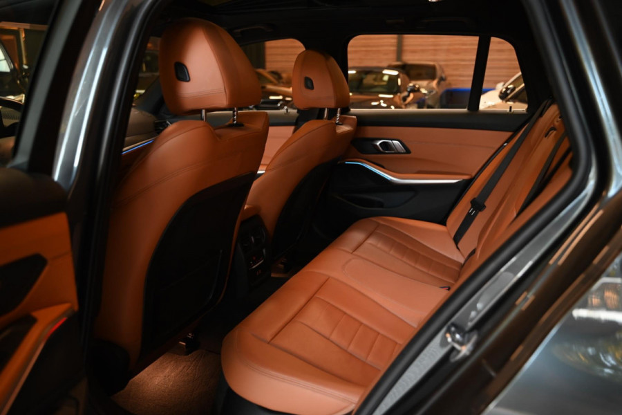 BMW 3 Serie Touring 320i High Executive Edition - Adaptive Cruise Control - Memory - Panoramadak - El. Trekhaak - Dashboard Leder
