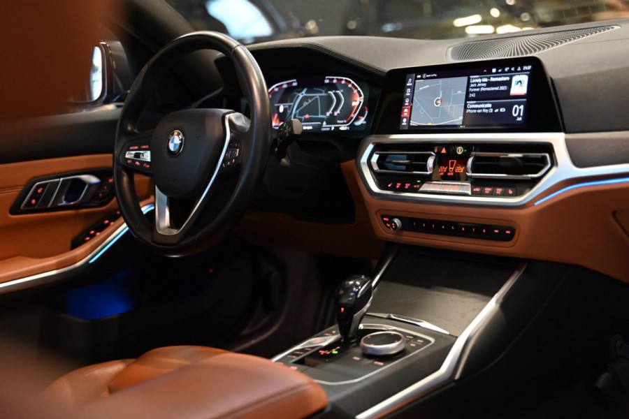 BMW 3 Serie Touring 320i High Executive Edition - Adaptive Cruise Control - Memory - Panoramadak - El. Trekhaak - Dashboard Leder