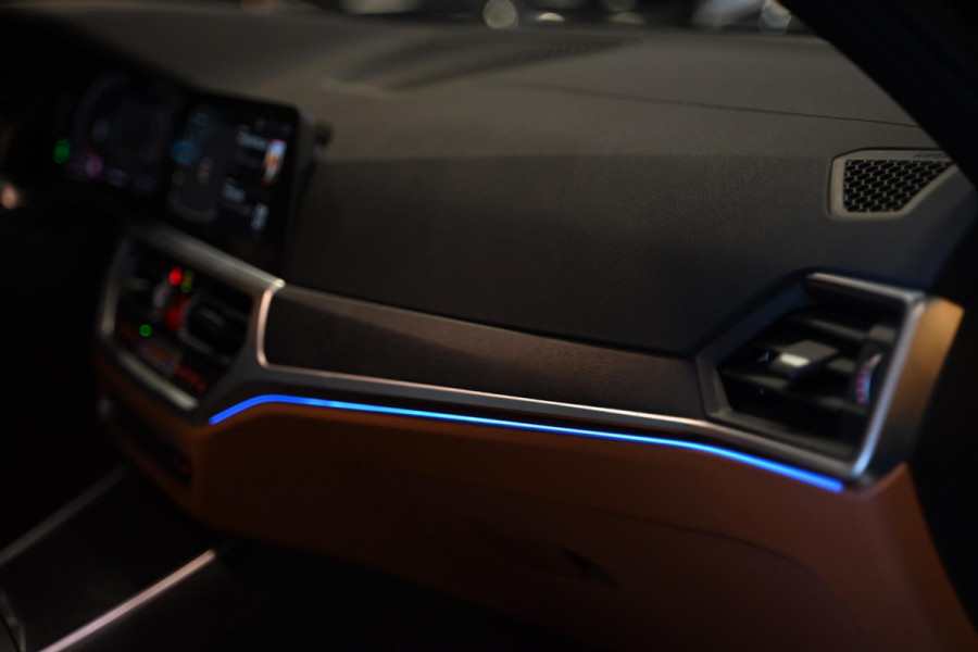 BMW 3 Serie Touring 320i High Executive Edition - Adaptive Cruise Control - Memory - Panoramadak - El. Trekhaak - Dashboard Leder