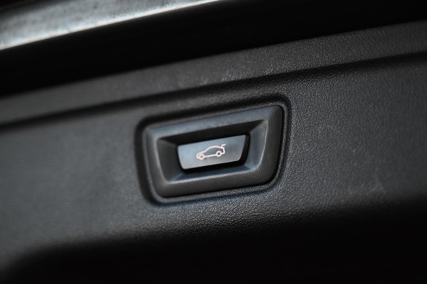 BMW 3 Serie Touring 320i High Executive Edition - Adaptive Cruise Control - Memory - Panoramadak - El. Trekhaak - Dashboard Leder