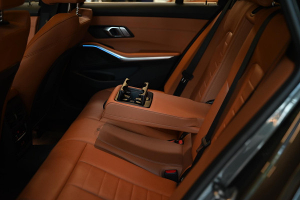 BMW 3 Serie Touring 320i High Executive Edition - Adaptive Cruise Control - Memory - Panoramadak - El. Trekhaak - Dashboard Leder