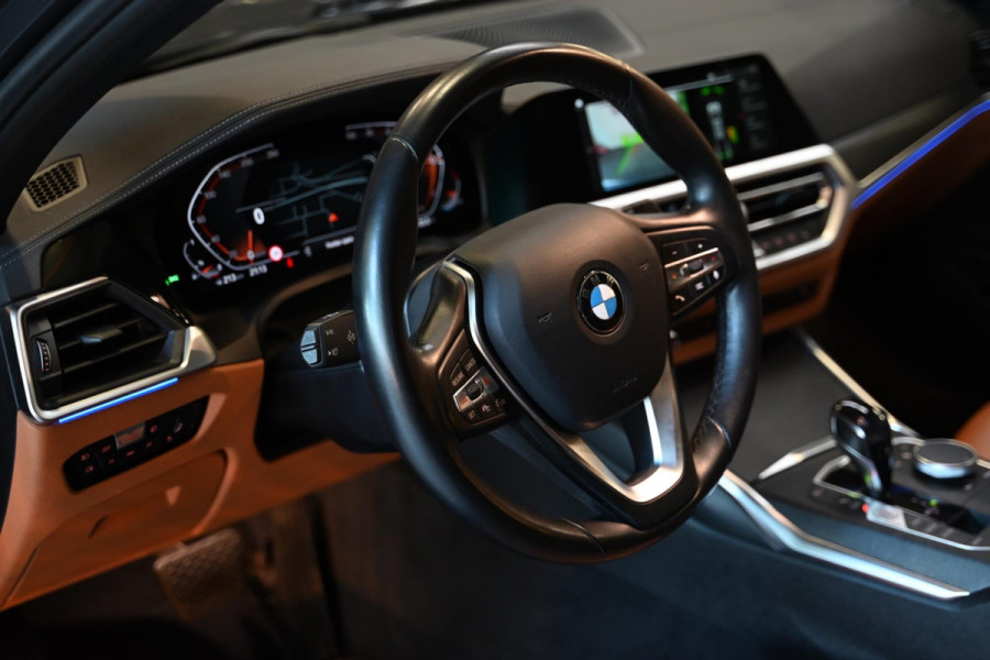 BMW 3 Serie Touring 320i High Executive Edition - Adaptive Cruise Control - Memory - Panoramadak - El. Trekhaak - Dashboard Leder