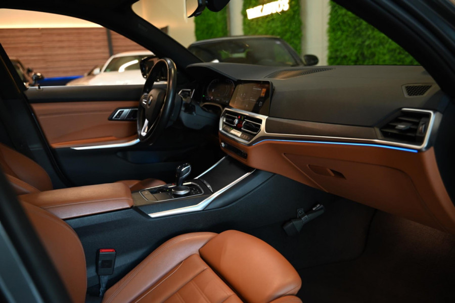 BMW 3 Serie Touring 320i High Executive Edition - Adaptive Cruise Control - Memory - Panoramadak - El. Trekhaak - Dashboard Leder