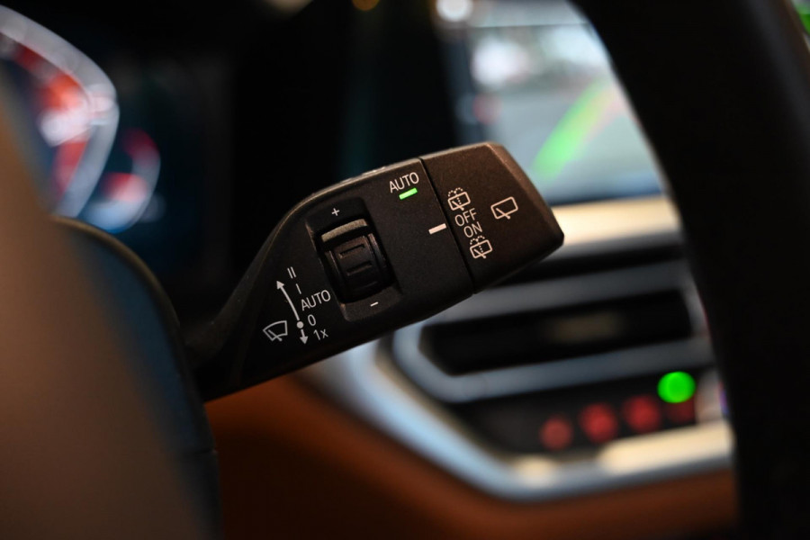 BMW 3 Serie Touring 320i High Executive Edition - Adaptive Cruise Control - Memory - Panoramadak - El. Trekhaak - Dashboard Leder