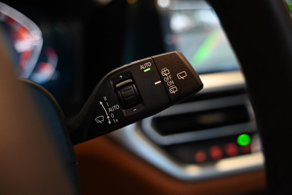 BMW 3 Serie Touring 320i High Executive Edition - Adaptive Cruise Control - Memory - Panoramadak - El. Trekhaak - Dashboard Leder