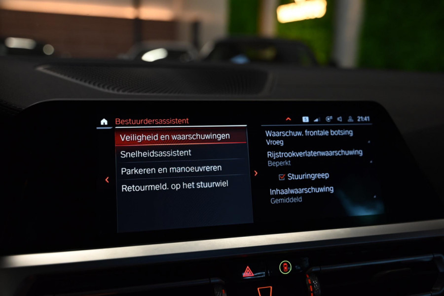 BMW 3 Serie Touring 320i High Executive Edition - Adaptive Cruise Control - Memory - Panoramadak - El. Trekhaak - Dashboard Leder
