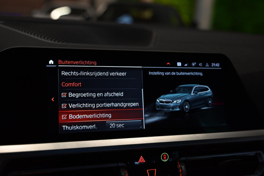BMW 3 Serie Touring 320i High Executive Edition - Adaptive Cruise Control - Memory - Panoramadak - El. Trekhaak - Dashboard Leder