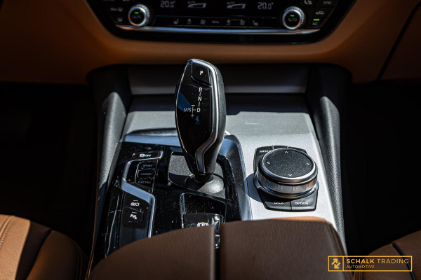 BMW 5 Serie Touring 530e xDrive High Executive|Camera|Dealer
