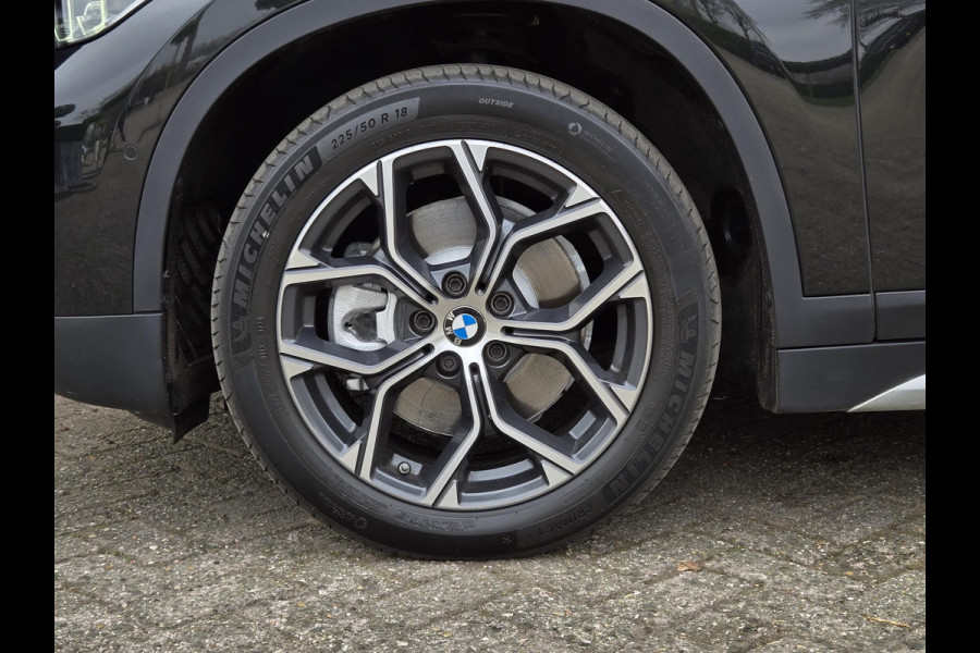 BMW X1 xDrive25e X Line | SPORTSTOELEN | NAVIGATIE PLUS | CAMERA | TREKHAAK | STOELVERWARMING | HEAD UP |
