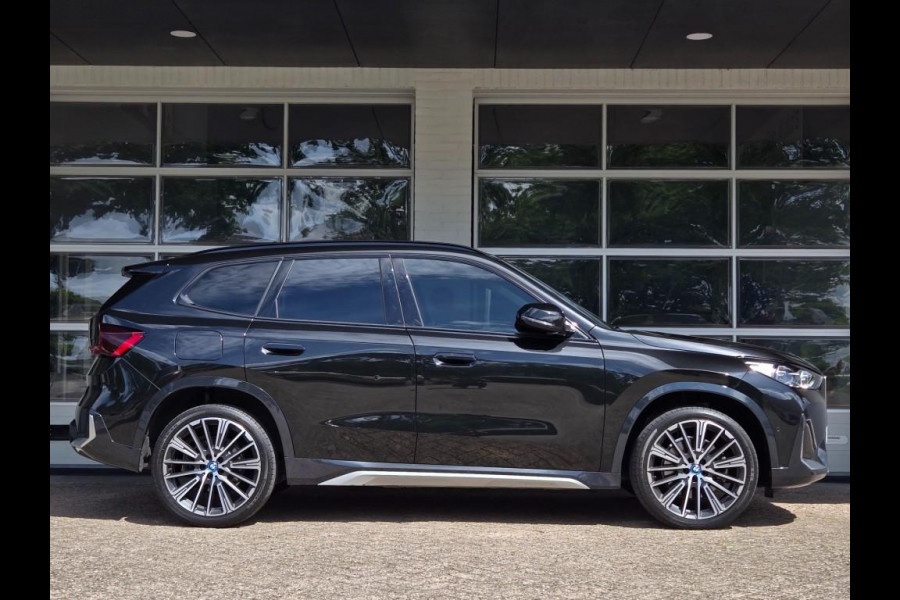 BMW X1 XDRIVE30E X LINE | LEDER | 20 INCH LM VELGEN | CAMERA | TREKHAAK |