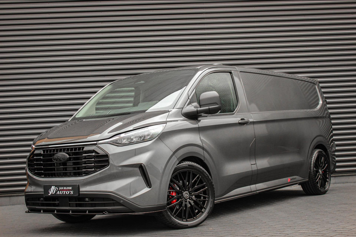 Ford Transit Custom 300 2.0 TDCI L2H1 AUTOMAAT 170PK JB- EDITION / FULL BLACK / APPLE CARPLAY / 3- ZITS / MY2024 / DIRECT RIJDEN Ford Transit Custom 300 2.0 TDCI L2H1 AUTOMAAT 170PK JB- EDITION / FULL BLACK / APPLE CARPLAY / 3- ZITS / MY2024 / DIRECT RIJDEN