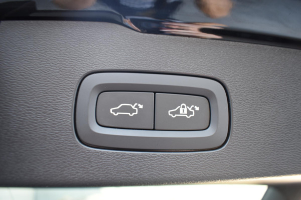 Volvo V60 T6 350PK Automaat Plug-in hybrid AWD Ultra Dark / Adaptieve Cruisecontrol / Panoramadak / Stoelverwarming v+a / Stuurverwarming / 360 Camera / Elektrische Stoelen / Head-up Display / 19"