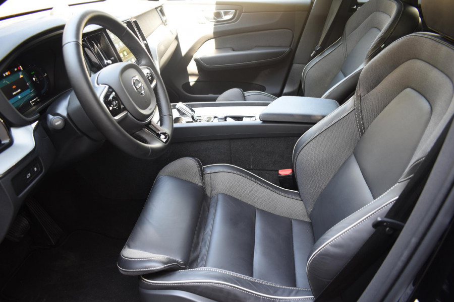 Volvo XC60 T6 350PK Automaat AWD Plus Black Edition / Navigatie / 360 Camera / Head-up Display / Panoramadak / Bowers & Wilkins / Stoelverwarming v+a / Stuurverwarming / 21'' Velgen