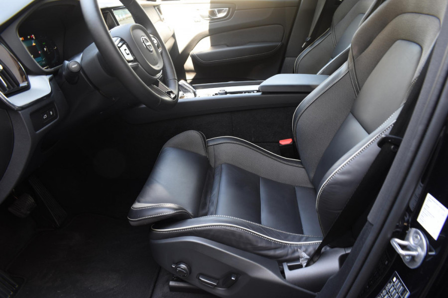 Volvo XC60 T6 350PK Automaat AWD Plus Black Edition / Navigatie / 360 Camera / Head-up Display / Panoramadak / Bowers & Wilkins / Stoelverwarming v+a / Stuurverwarming / 21'' Velgen