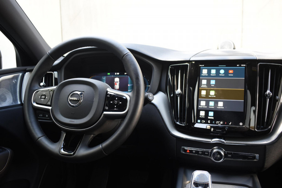 Volvo XC60 T6 350PK Automaat AWD Plus Black Edition / Navigatie / 360 Camera / Head-up Display / Panoramadak / Bowers & Wilkins / Stoelverwarming v+a / Stuurverwarming / 21'' Velgen