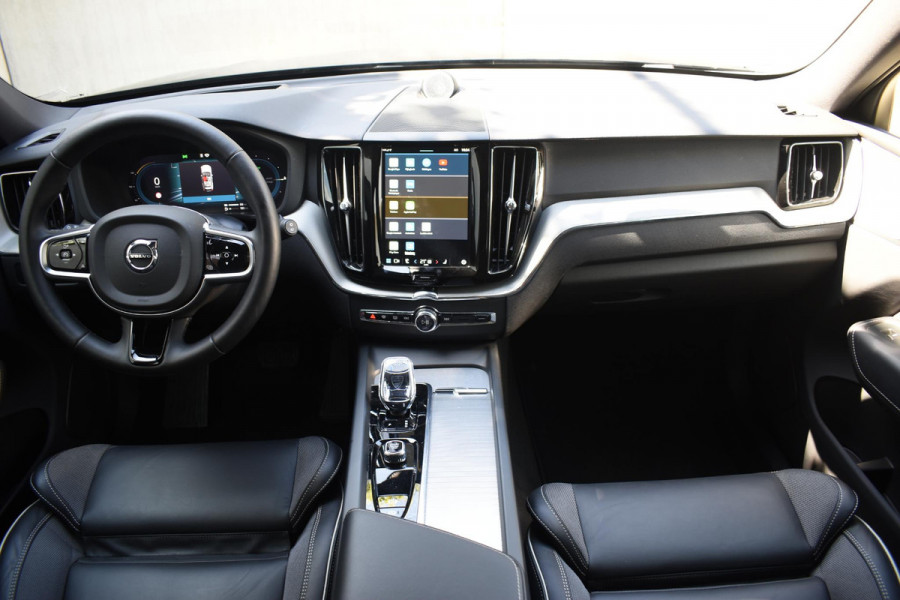 Volvo XC60 T6 350PK Automaat AWD Plus Black Edition / Navigatie / 360 Camera / Head-up Display / Panoramadak / Bowers & Wilkins / Stoelverwarming v+a / Stuurverwarming / 21'' Velgen