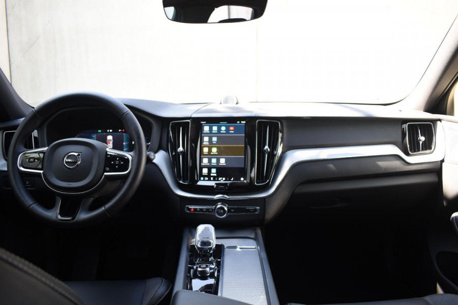 Volvo XC60 T6 350PK Automaat AWD Plus Black Edition / Navigatie / 360 Camera / Head-up Display / Panoramadak / Bowers & Wilkins / Stoelverwarming v+a / Stuurverwarming / 21'' Velgen