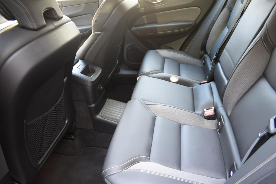 Volvo XC60 T6 350PK Automaat AWD Plus Black Edition / Navigatie / 360 Camera / Head-up Display / Panoramadak / Bowers & Wilkins / Stoelverwarming v+a / Stuurverwarming / 21'' Velgen