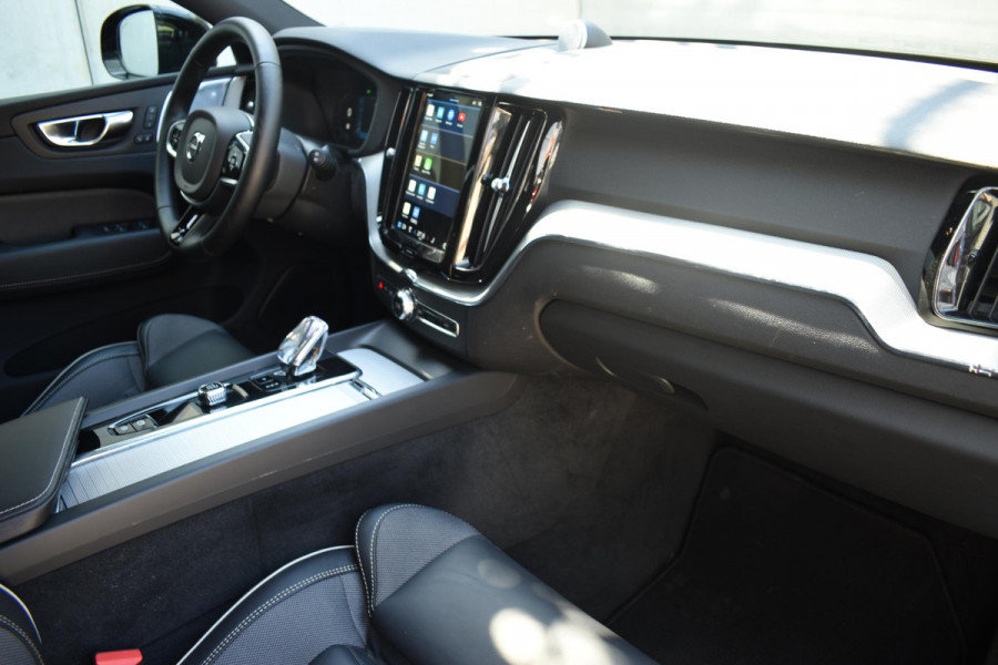 Volvo XC60 T6 350PK Automaat AWD Plus Black Edition / Navigatie / 360 Camera / Head-up Display / Panoramadak / Bowers & Wilkins / Stoelverwarming v+a / Stuurverwarming / 21'' Velgen