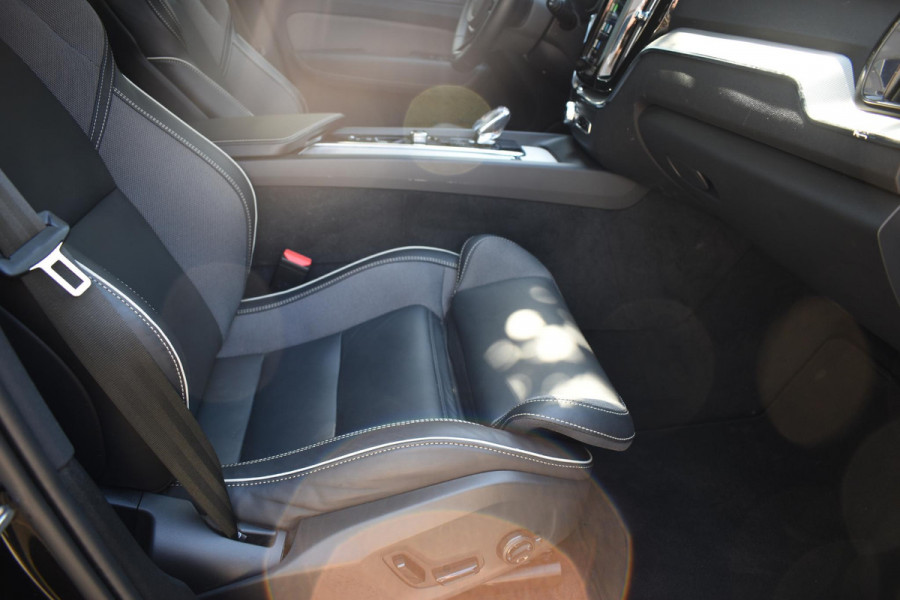 Volvo XC60 T6 350PK Automaat AWD Plus Black Edition / Navigatie / 360 Camera / Head-up Display / Panoramadak / Bowers & Wilkins / Stoelverwarming v+a / Stuurverwarming / 21'' Velgen