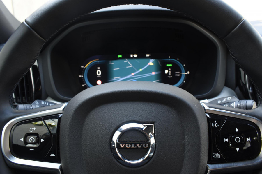 Volvo XC60 T6 350PK Automaat AWD Plus Black Edition / Navigatie / 360 Camera / Head-up Display / Panoramadak / Bowers & Wilkins / Stoelverwarming v+a / Stuurverwarming / 21'' Velgen