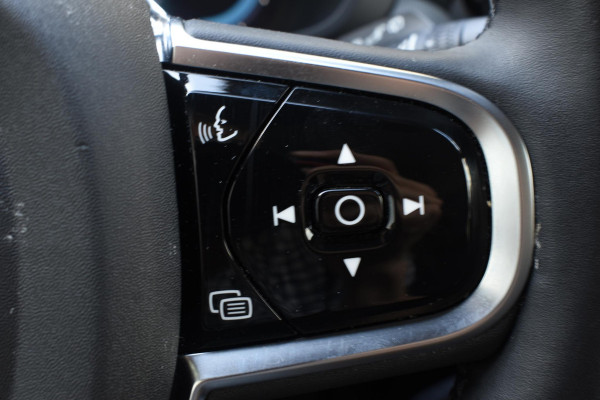 Volvo XC60 T6 350PK Automaat AWD Plus Black Edition / Navigatie / 360 Camera / Head-up Display / Panoramadak / Bowers & Wilkins / Stoelverwarming v+a / Stuurverwarming / 21'' Velgen