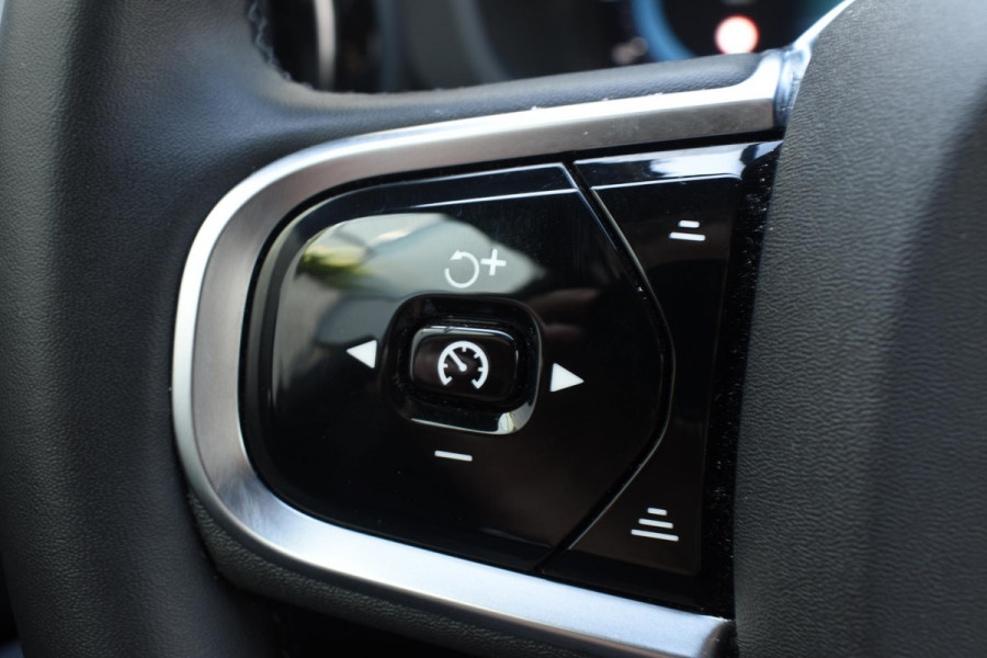Volvo XC60 T6 350PK Automaat AWD Plus Black Edition / Navigatie / 360 Camera / Head-up Display / Panoramadak / Bowers & Wilkins / Stoelverwarming v+a / Stuurverwarming / 21'' Velgen