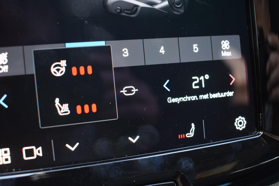 Volvo XC60 T6 350PK Automaat AWD Plus Black Edition / Navigatie / 360 Camera / Head-up Display / Panoramadak / Bowers & Wilkins / Stoelverwarming v+a / Stuurverwarming / 21'' Velgen