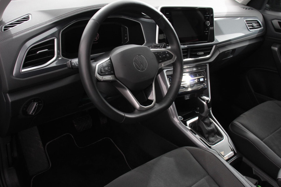 Volkswagen T-Roc 1.5 TSI 150pk DSG Style Volkswagen T-Roc 1.5 TSI Style | Navigatie | Apple Carplay/Android Auto | Parkeersensoren | Camera | Adaptive Cruise Control | Park Assist | Stoel- en stuurverwarming | Elektrische achterklep | LED-koplampen | Getinte ramen