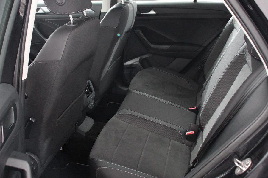 Volkswagen T-Roc 1.5 TSI 150pk DSG Style Volkswagen T-Roc 1.5 TSI Style | Navigatie | Apple Carplay/Android Auto | Parkeersensoren | Camera | Adaptive Cruise Control | Park Assist | Stoel- en stuurverwarming | Elektrische achterklep | LED-koplampen | Getinte ramen