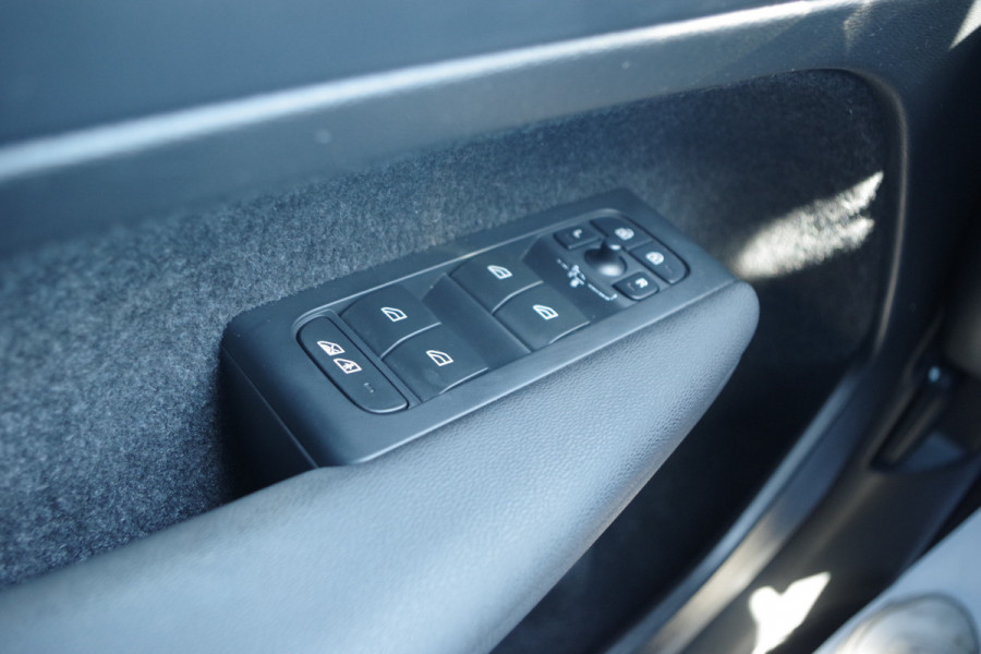 Volvo XC40 1.5 T4 Plug-in Hybrid 211 PK Core Bright PHEV, Adap. Cruise Control, Stoelverwarming, Carplay