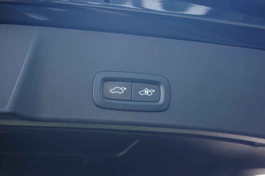Volvo XC40 1.5 T4 Plug-in Hybrid 211 PK Core Bright PHEV, Adap. Cruise Control, Stoelverwarming, Carplay