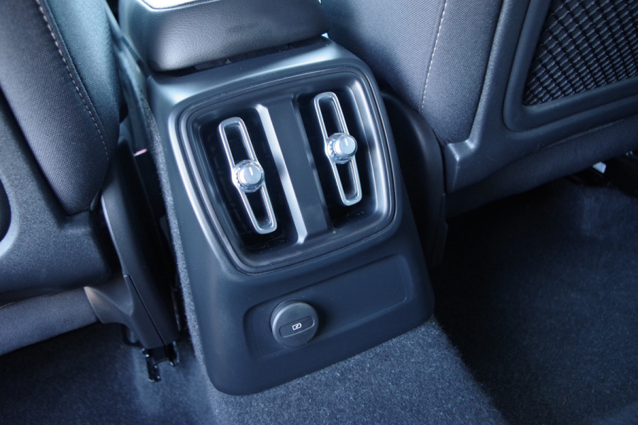 Volvo XC40 1.5 T4 Plug-in Hybrid 211 PK Core Bright PHEV, Adap. Cruise Control, Stoelverwarming, Carplay