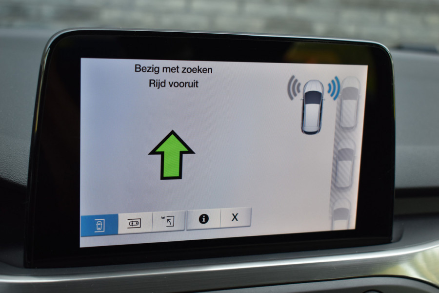 Ford FOCUS Wagon 1.0 EcoBoost Titanium Business Trekhaak Navigatie stuur/voorruit verwarming