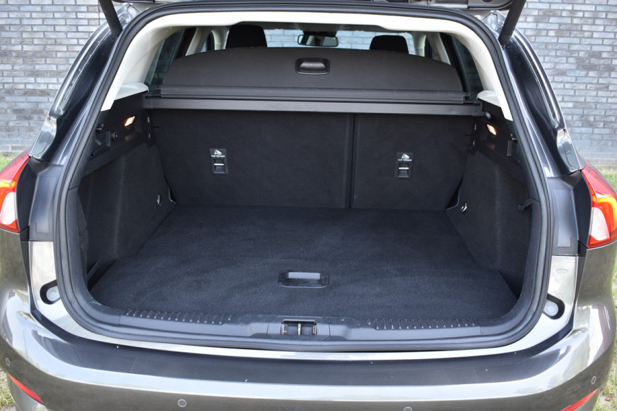 Ford FOCUS Wagon 1.0 EcoBoost Titanium Business Trekhaak Navigatie stuur/voorruit verwarming